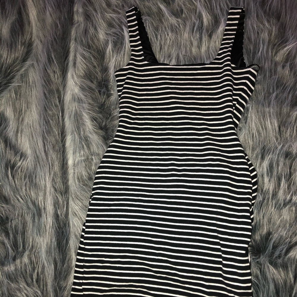 ✨STRIPED BODY CON DRESS✨ - Picture 2 of 3